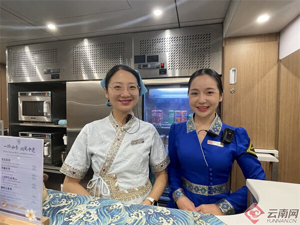 列车上的中老两国乘务员。图右为李姗姗。张敏 摄