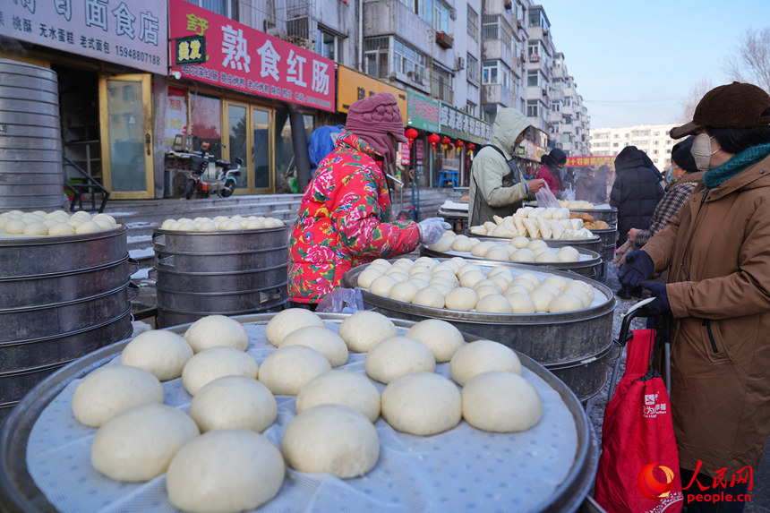 热闹的大集场景。人民网记者李洋摄