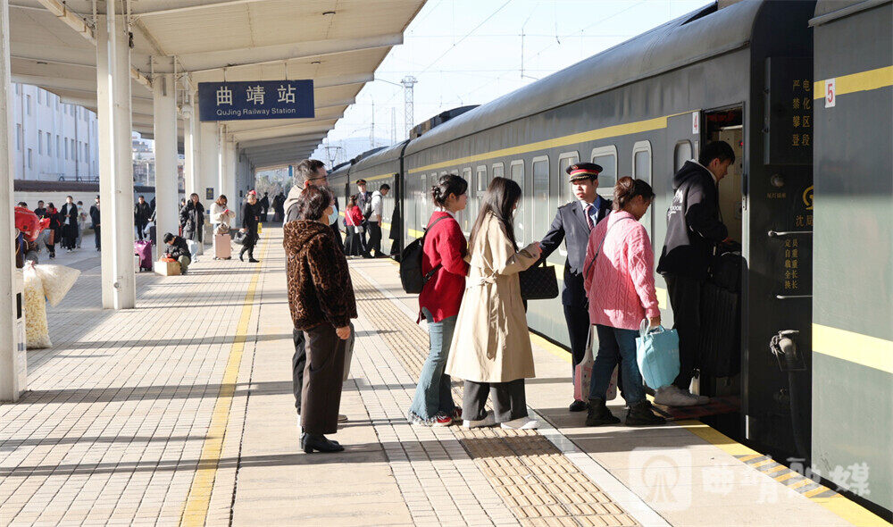 旅客有序乘车。