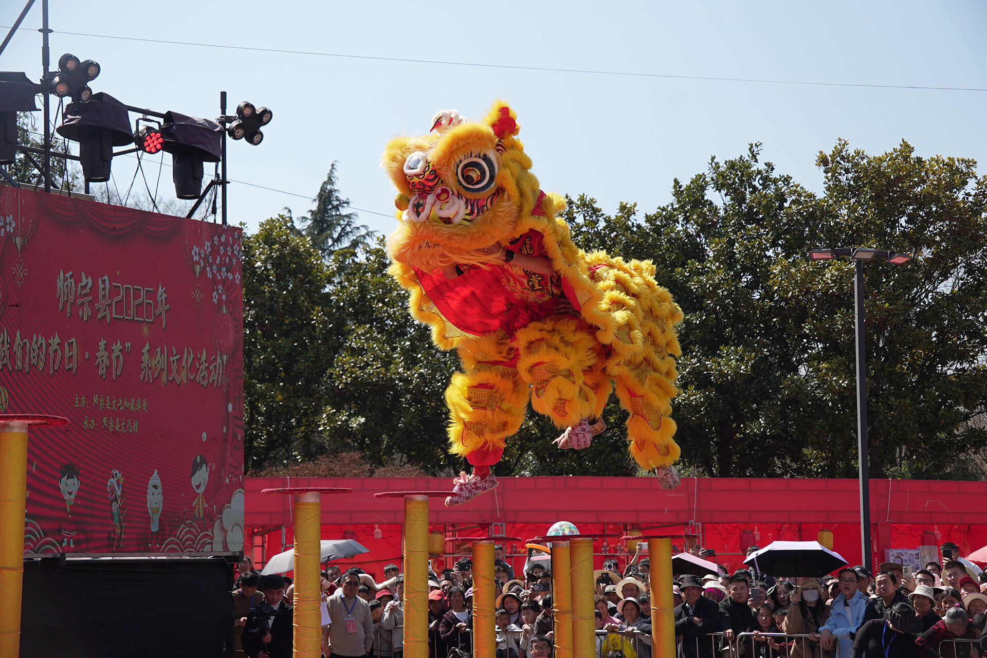 舞狮表演。周艳红 2026年2月17日摄