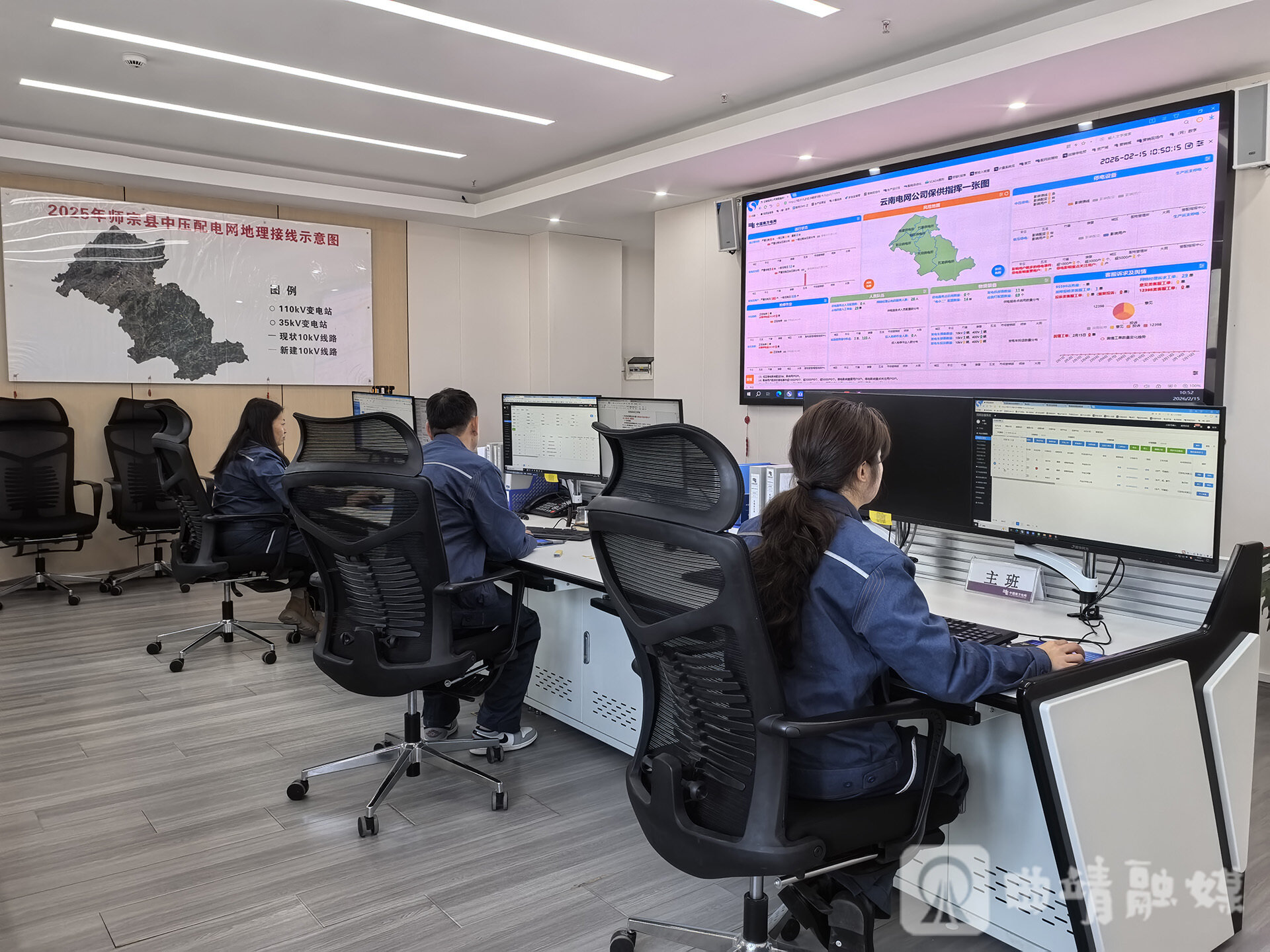 春节期间,南方电网云南曲靖师宗供电局员工在岗值班值守。季亚仙/摄 春节期间,南方电网云南曲靖师宗供电局员工在岗值班值守。季亚仙/摄