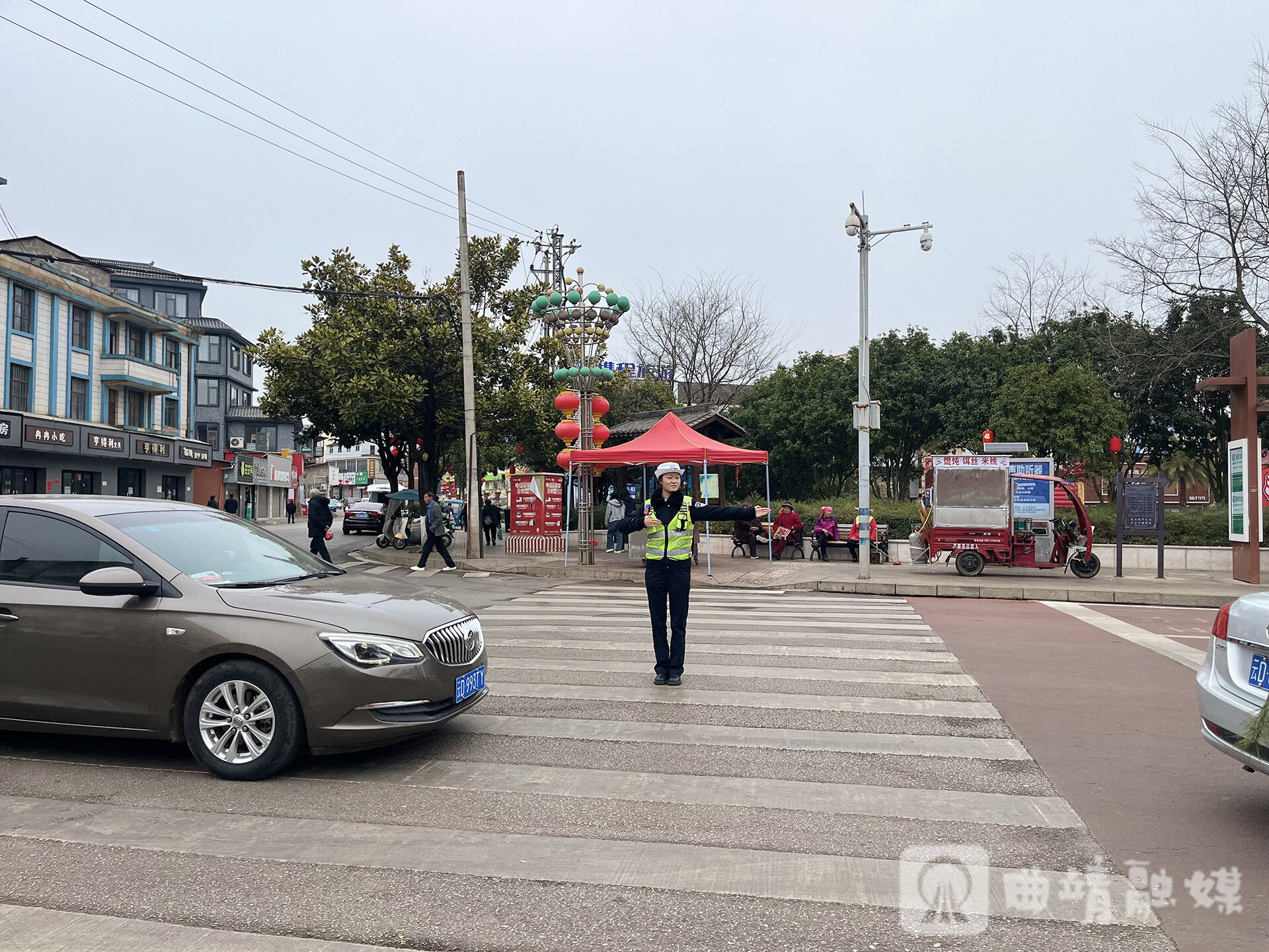重点路口,交警同志维护交通秩序。季亚仙/摄 重点路口,交警同志维护交通秩序。季亚仙/摄