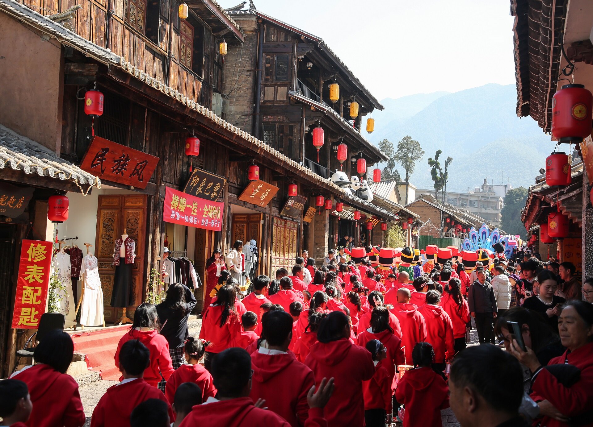 古城巡游。尹永权/摄 古城巡游。尹永权/摄