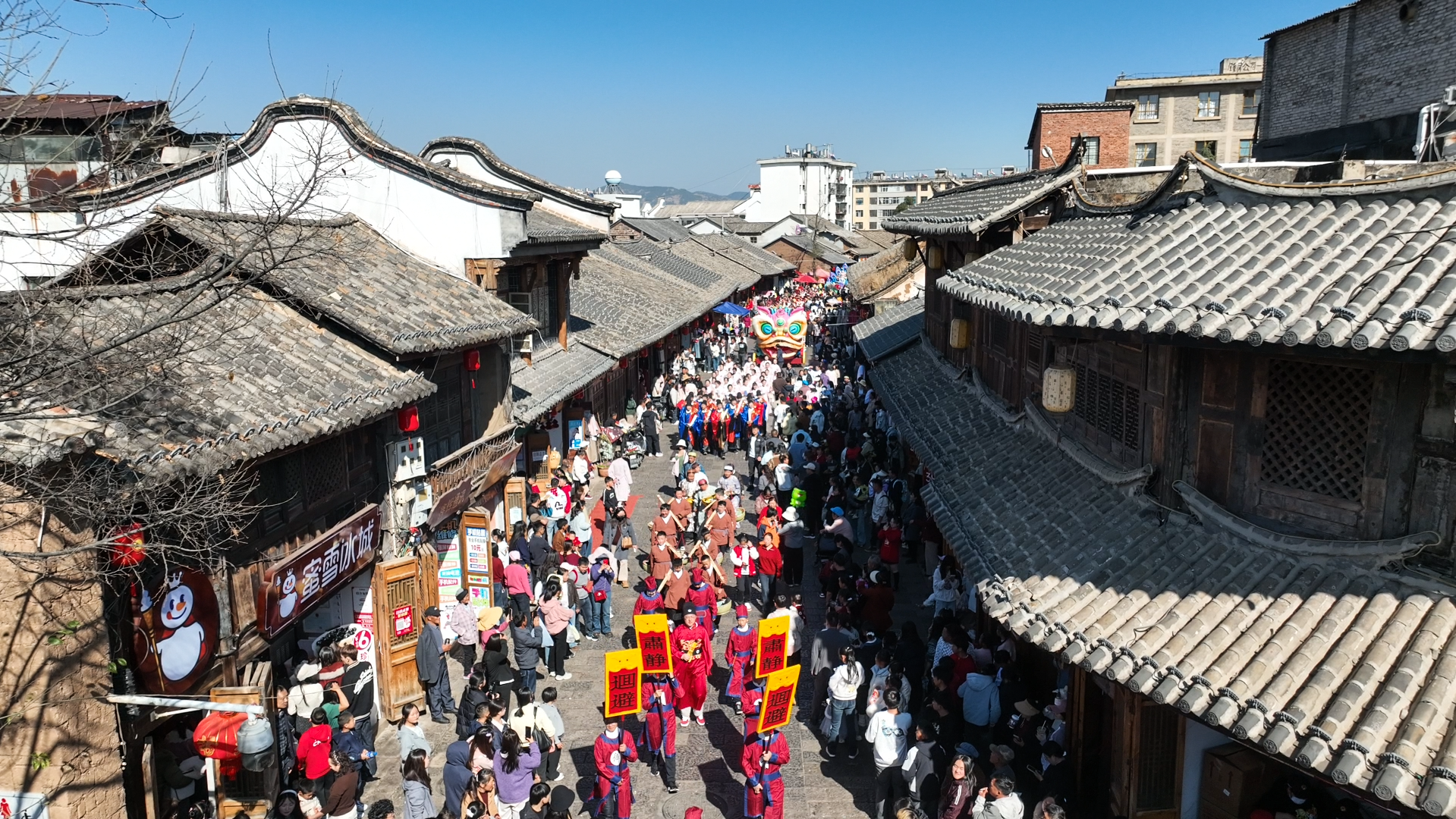 古城巡游。秦本林/摄 古城巡游。秦本林/摄