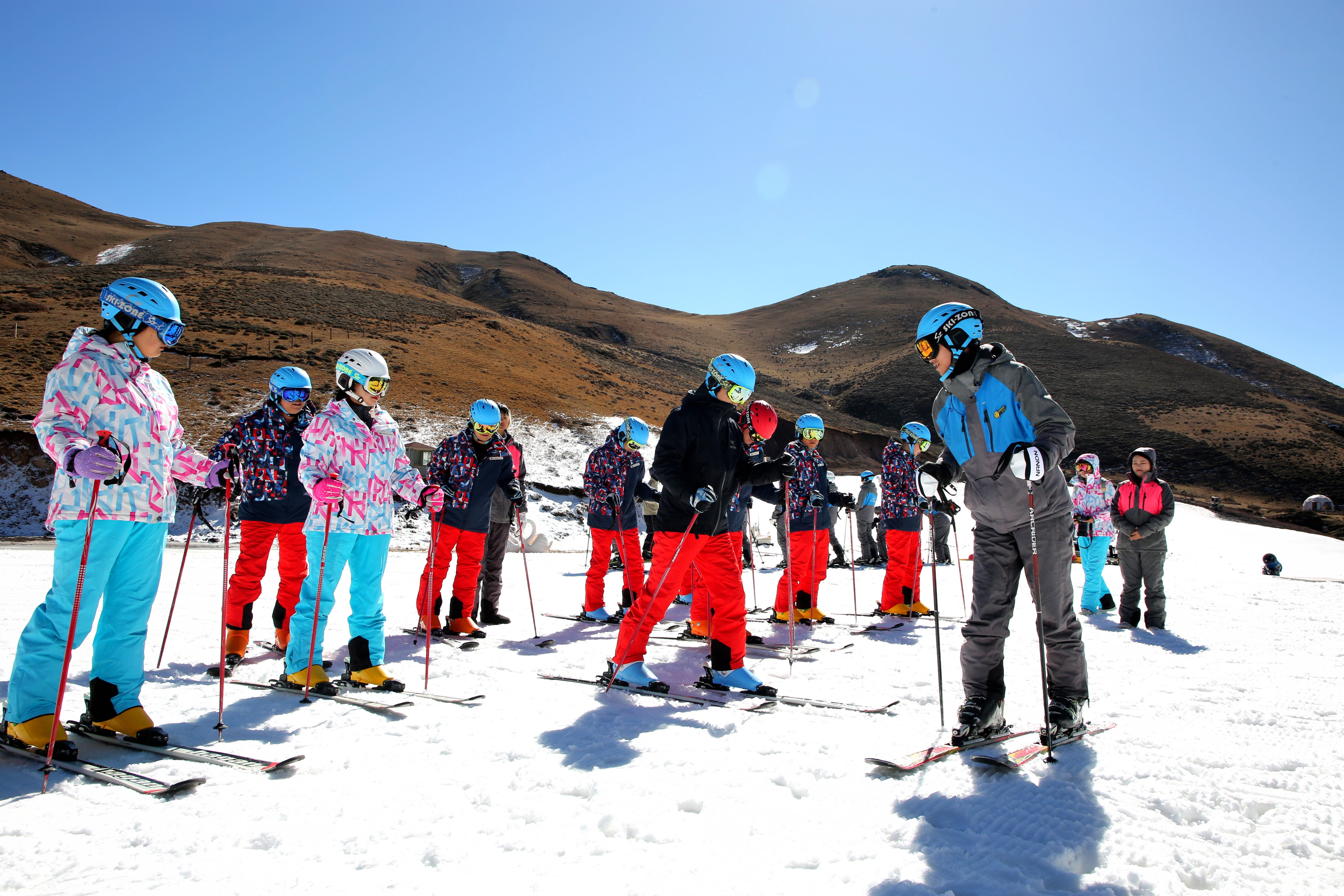 滑雪前的准备。尹永权/摄 滑雪前的准备。尹永权/摄
