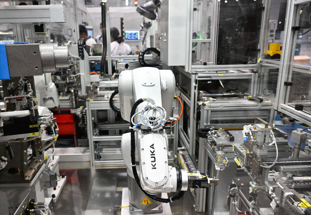 2026年2月25日，机械臂在博泽汽车技术企业管理（中国）有限公司车间作业。新华社记者 季春鹏 摄