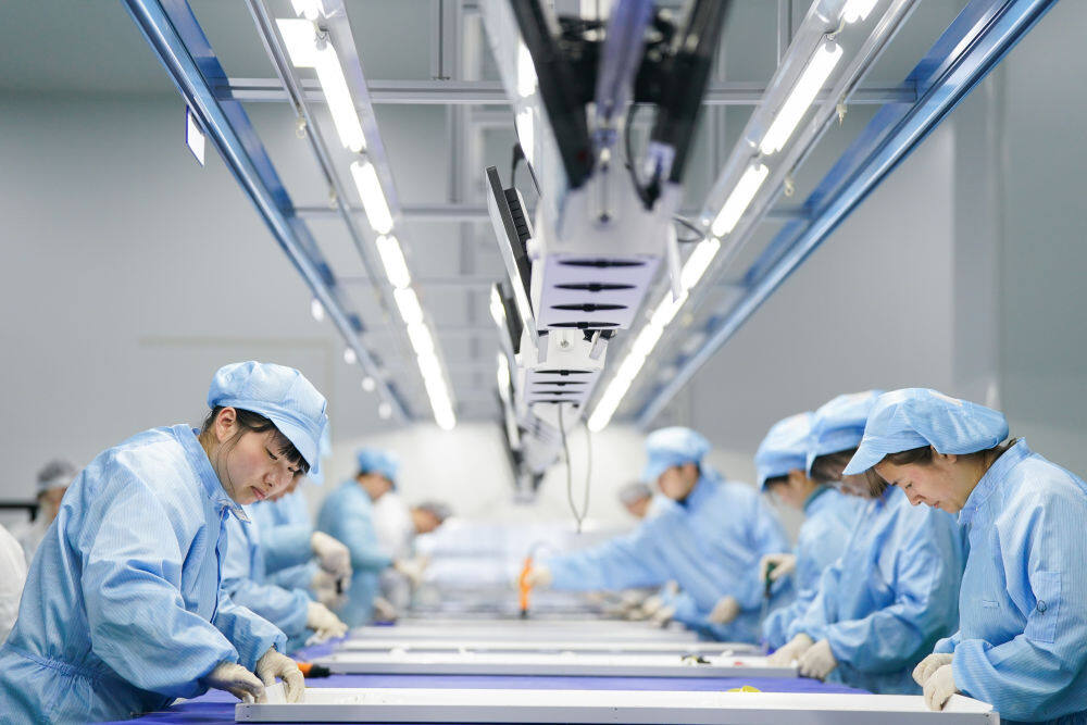 2026年2月26日，在合肥统旭智慧科技有限公司，工作人员在智慧屏幕生产线上工作。新华社记者 杜宇 摄