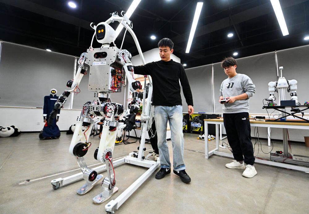 2026年2月27日，在位于天津滨海高新区的天津木牛流马科技发展股份有限公司，工作人员对一款具身机器人进行测试验证。新华社记者 赵子硕 摄