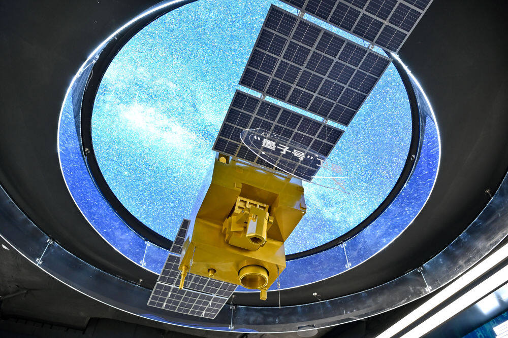 在位于安徽省合肥市的中电信量子信息科技集团有限公司科技体验馆内拍摄的“墨子号”量子卫星模型（2025年7月1日摄）。新华社记者 张铖 摄