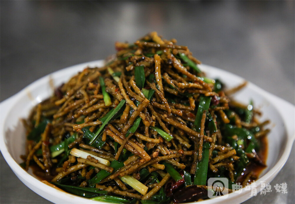 炒核桃花。尹永权 摄