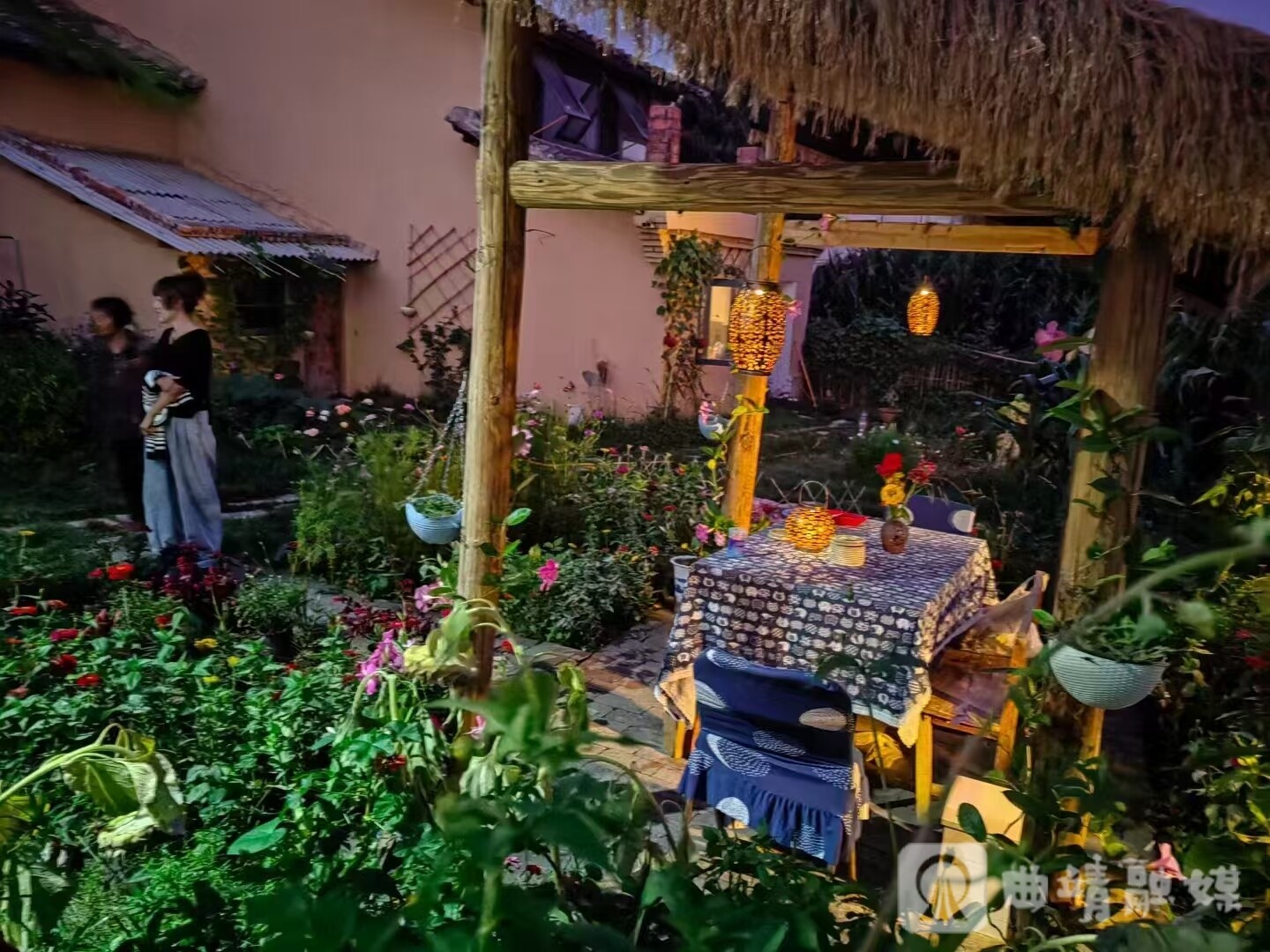 咀子上旅居村一角。