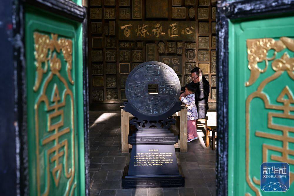 3月25日，在会泽县国家级非遗斑铜制作技艺传习馆，张氏斑铜第十三代传人张伟在教儿子敲打铜器。传习馆开设在会泽古城江西会馆内，江西会馆又称万寿宫，始建于清康熙年间。