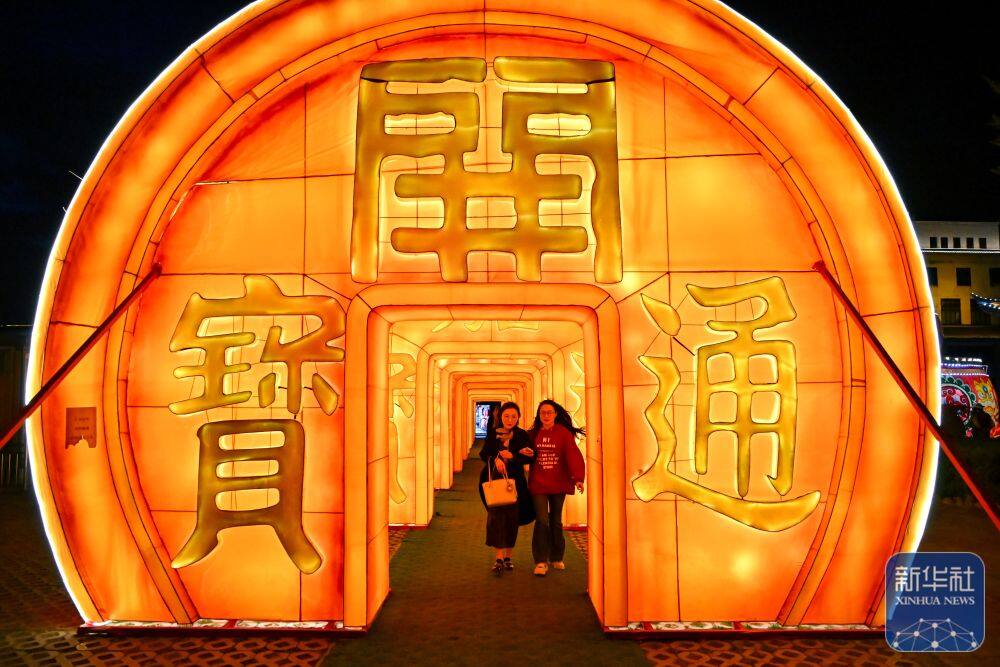 3月25日，游客在会泽古城参观灯展。