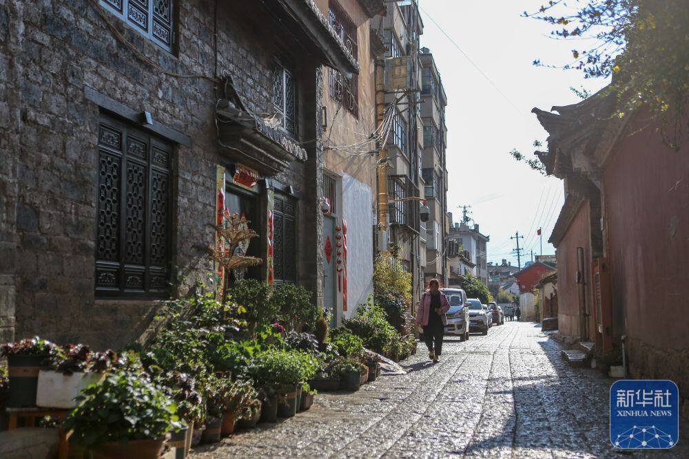 3月25日，居民行走在会泽古城中。
