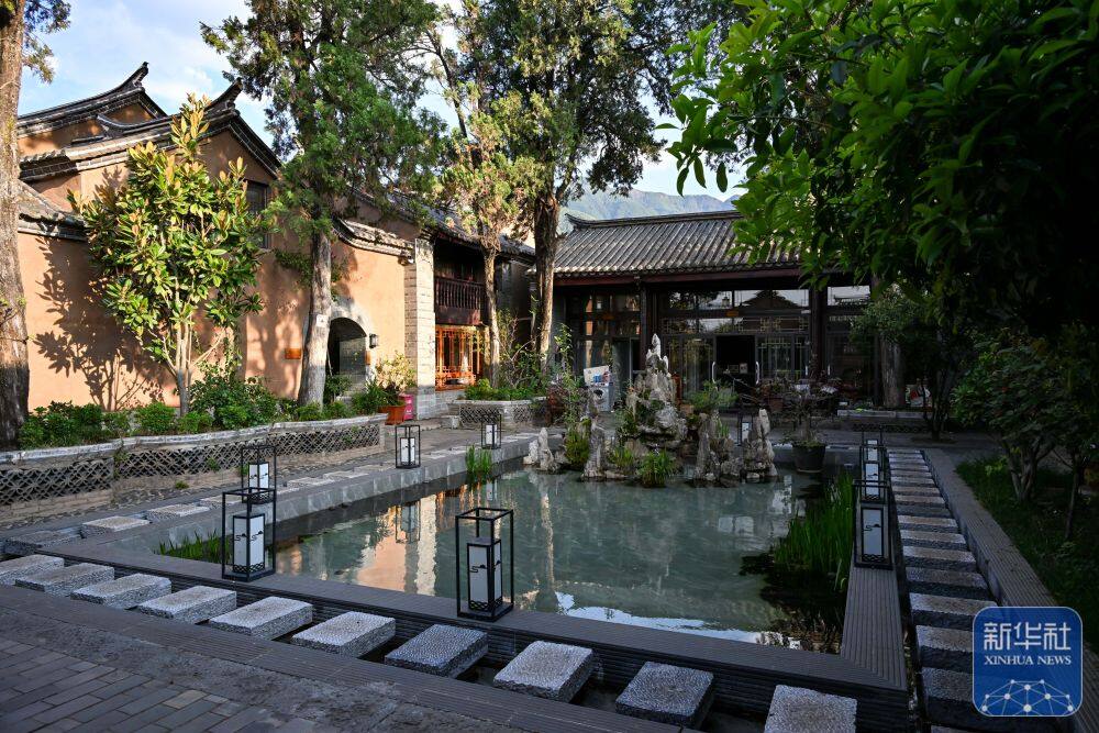 这是3月25日在会泽古城拍摄的一家由古民居改造的民宿。