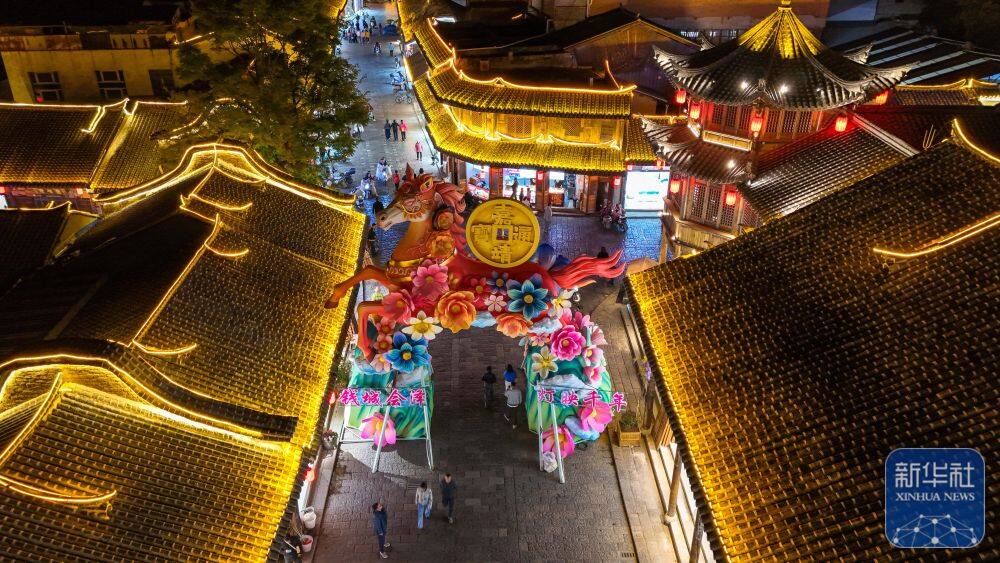 3月25日，游客在会泽古城游玩（无人机照片）。