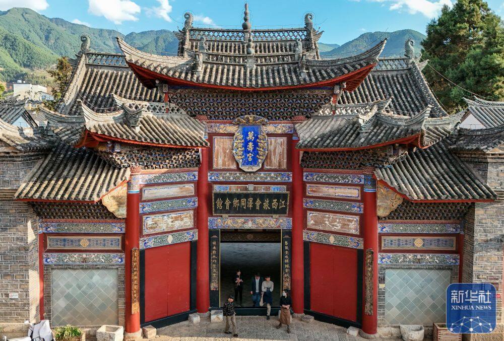 3月25日，游客在会泽古城游玩（无人机照片）。