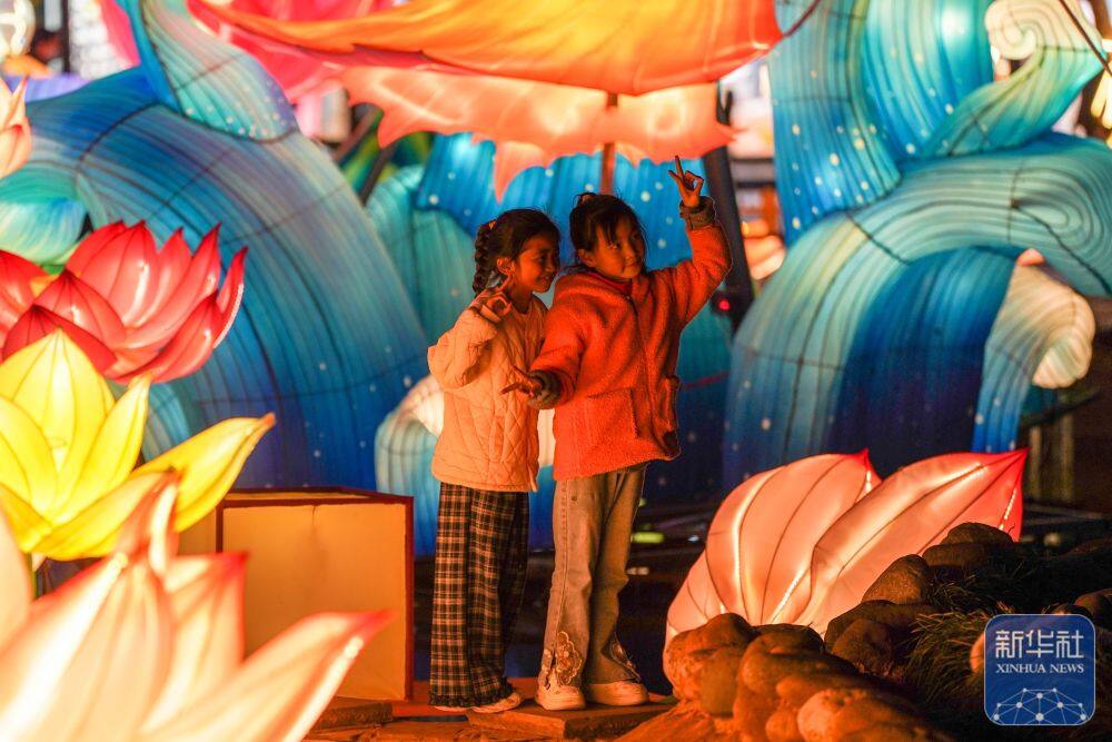 3月25日，游客在会泽古城游玩。