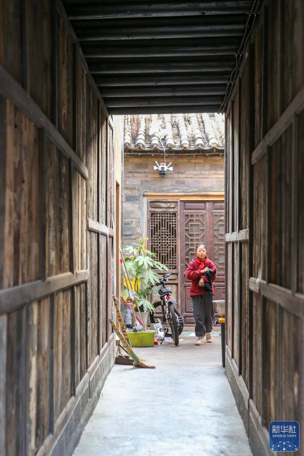 3月25日，居民行走在会泽古城中。