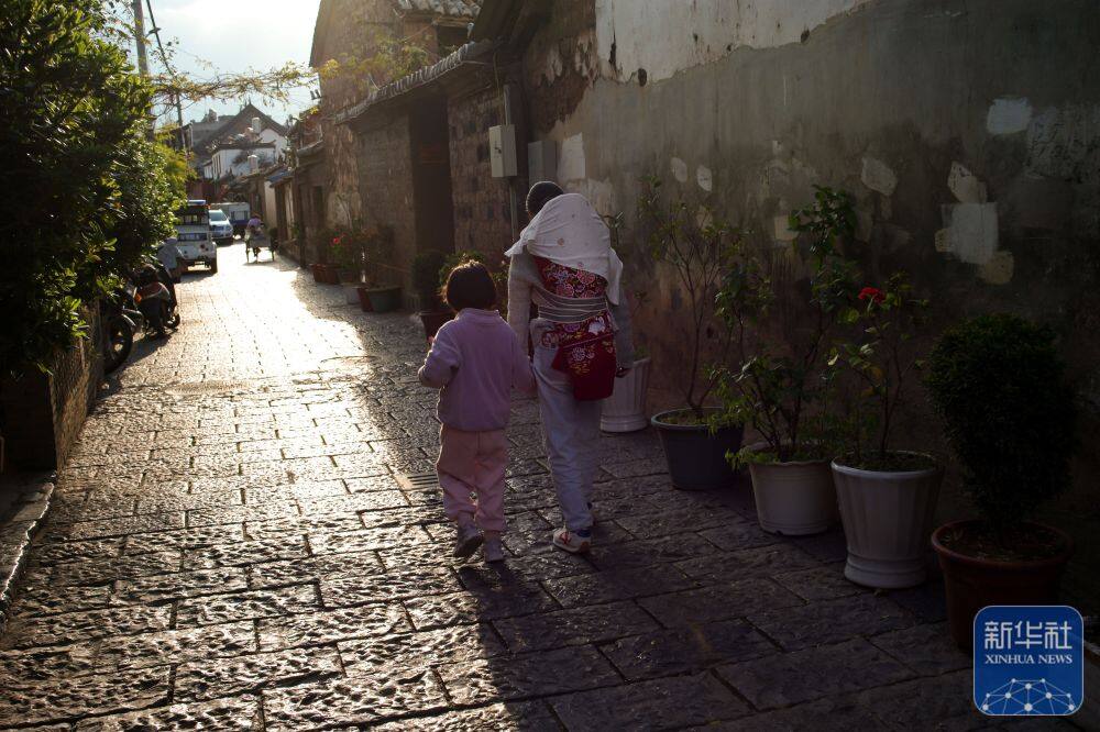 3月25日，居民走在会泽古城的街道上。