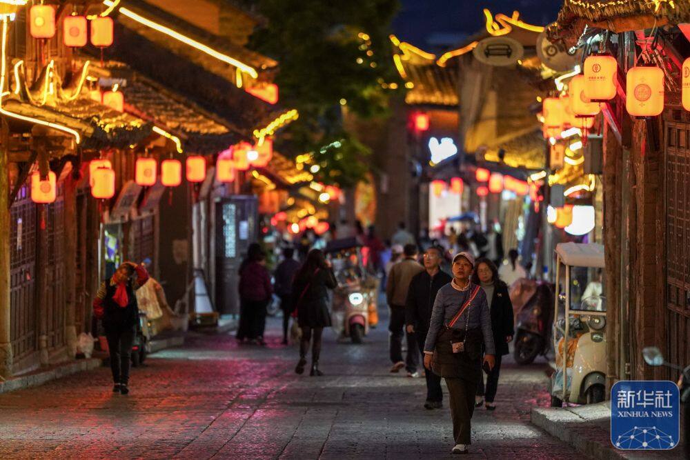 3月25日，游客在会泽古城游玩。