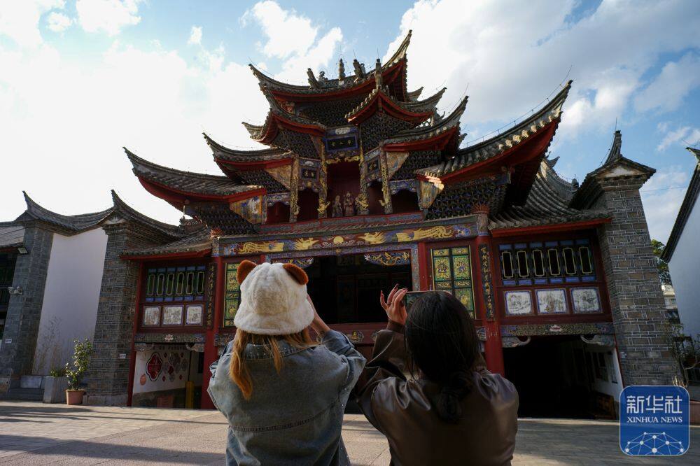 3月25日，游客在会泽古城拍摄江西会馆。江西会馆又称万寿宫，始建于清康熙年间。