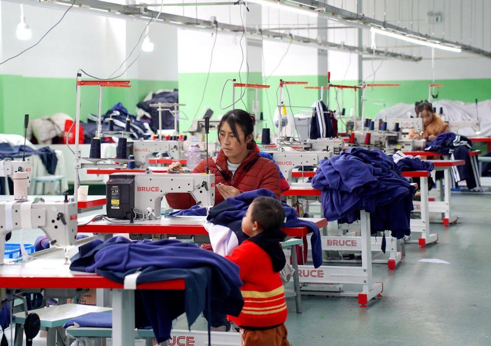 务工车间里忙碌的工人(资料图)。 务工车间里忙碌的工人(资料图)。