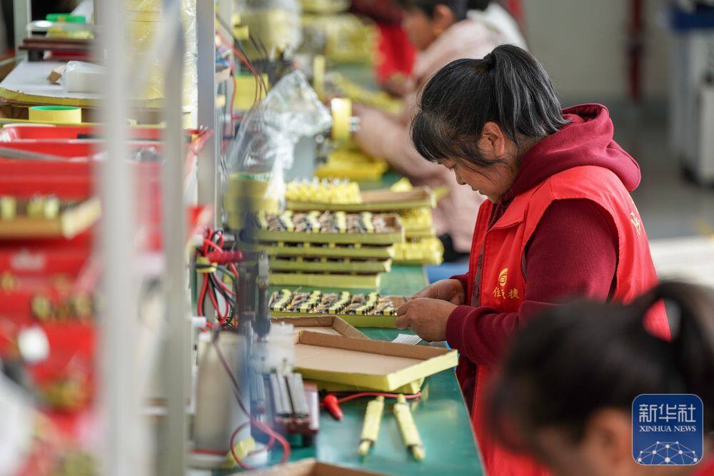 3月25日，工人在以礼街道一家企业生产车间流水线上作业。