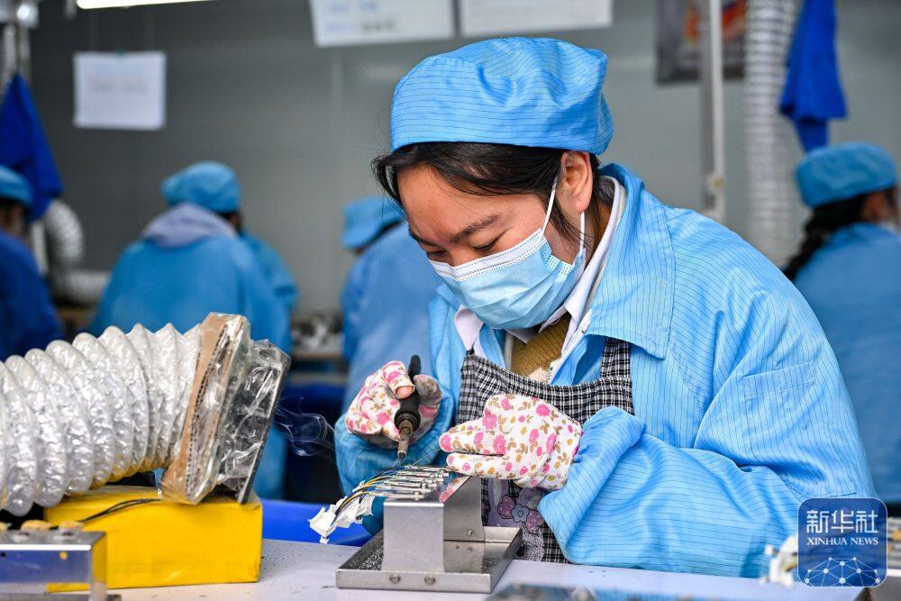 3月25日，一名工人在以礼街道一家电子企业生产车间流水线上作业。