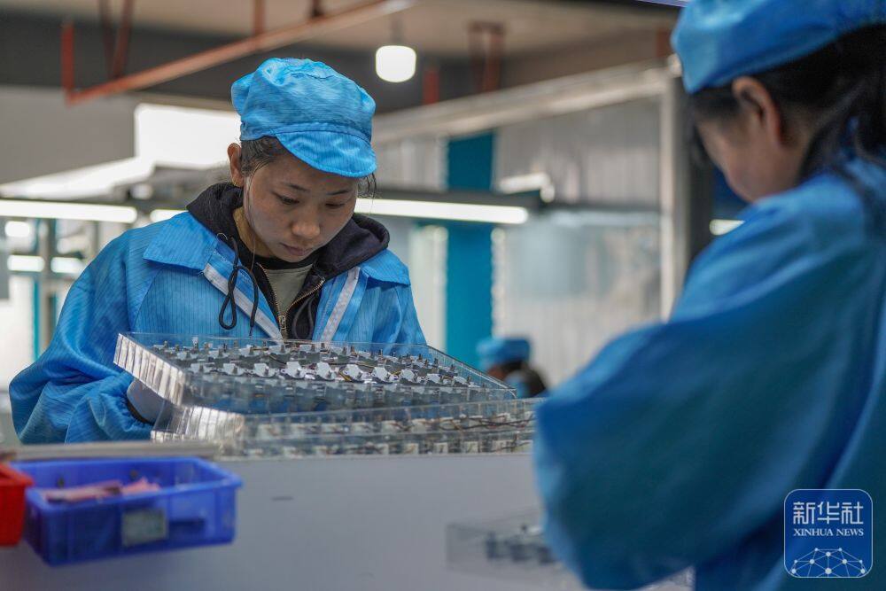 3月25日，工人在以礼街道一家企业生产车间流水线上作业。