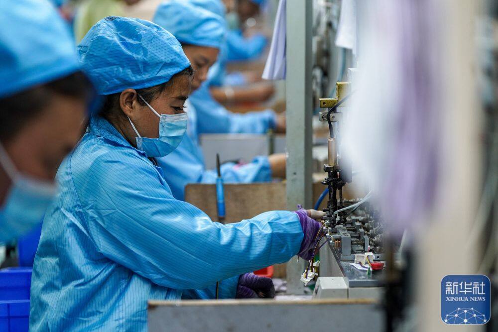 3月25日，工人在以礼街道一家企业生产车间流水线上作业。