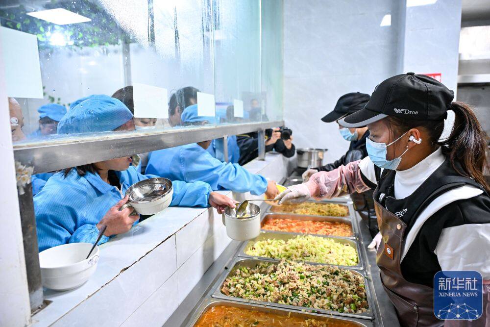 3月25日，以礼街道一家企业的工人在职工餐厅免费就餐。