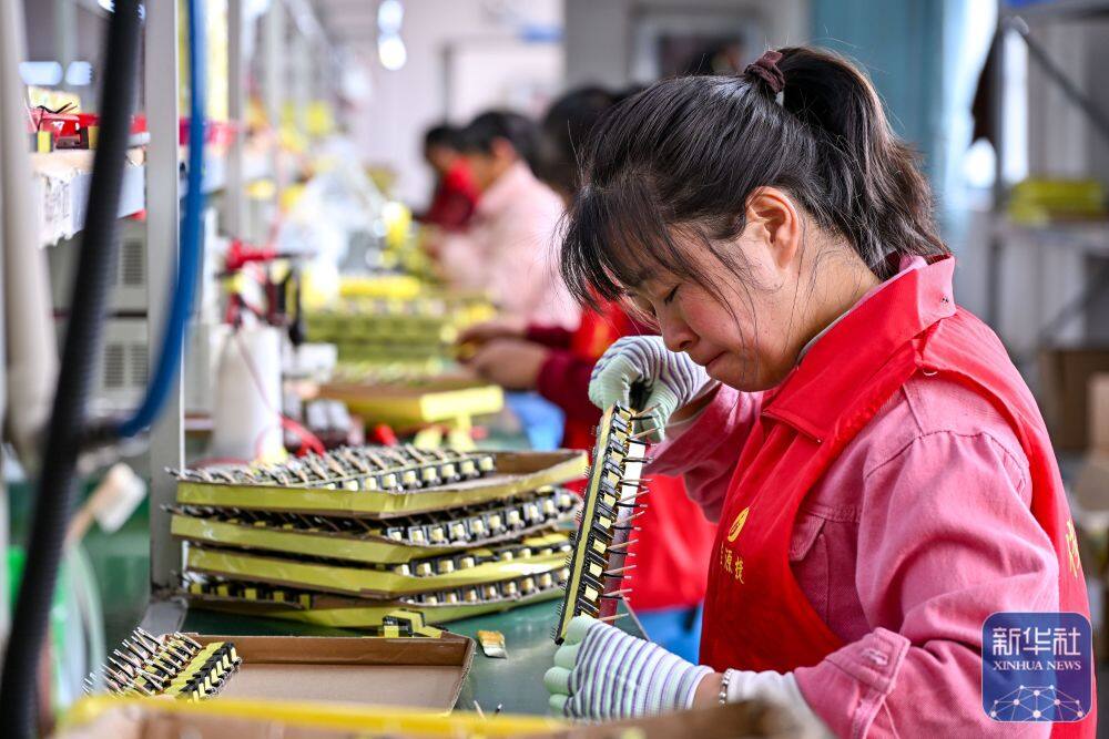 3月25日，工人在以礼街道一家电子企业生产车间流水线上作业。