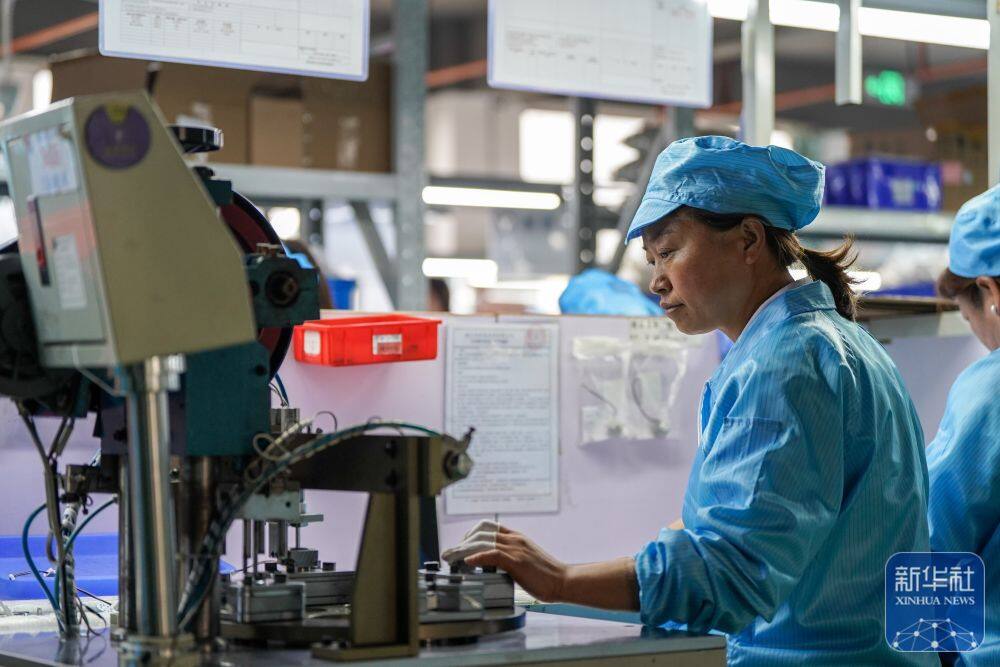 3月25日，工人在以礼街道一家企业生产车间流水线上作业。