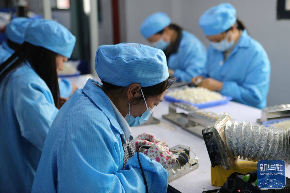 3月25日，工人在以礼街道一家企业生产车间流水线上作业。