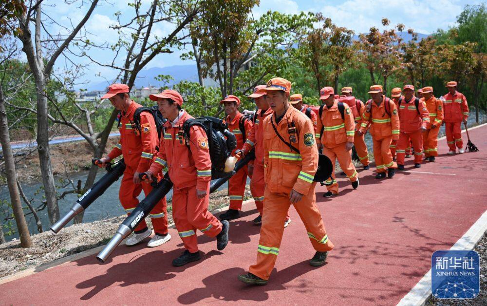 3月25日，高光原（前右）和其他灵活就业人员在进行辅助灭火训练。高光原居住在金钟街道松山村，移居以礼社区后，打零工之余还担任一些社区服务工作获得报酬。