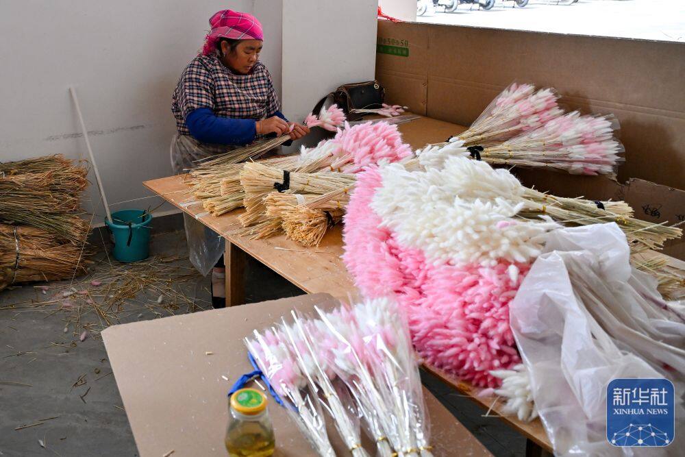 3月25日，一名工人在以礼街道一家干花加工车间作业。