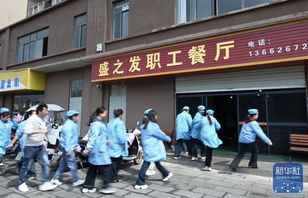 3月25日，午餐时间，以礼街道一家企业的工人们前往职工餐厅免费用餐。