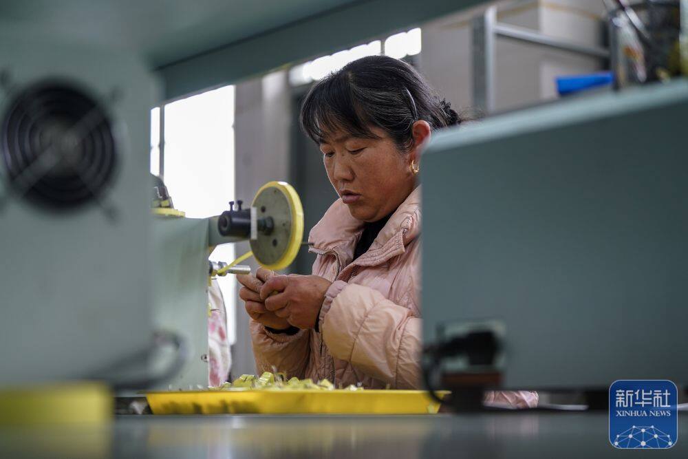 3月25日，工人在以礼街道一家企业生产车间流水线上作业。