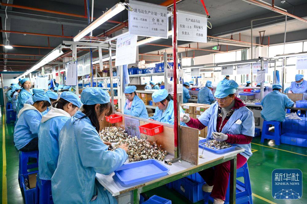 3月25日，工人在以礼街道一家电子企业生产车间流水线上作业。