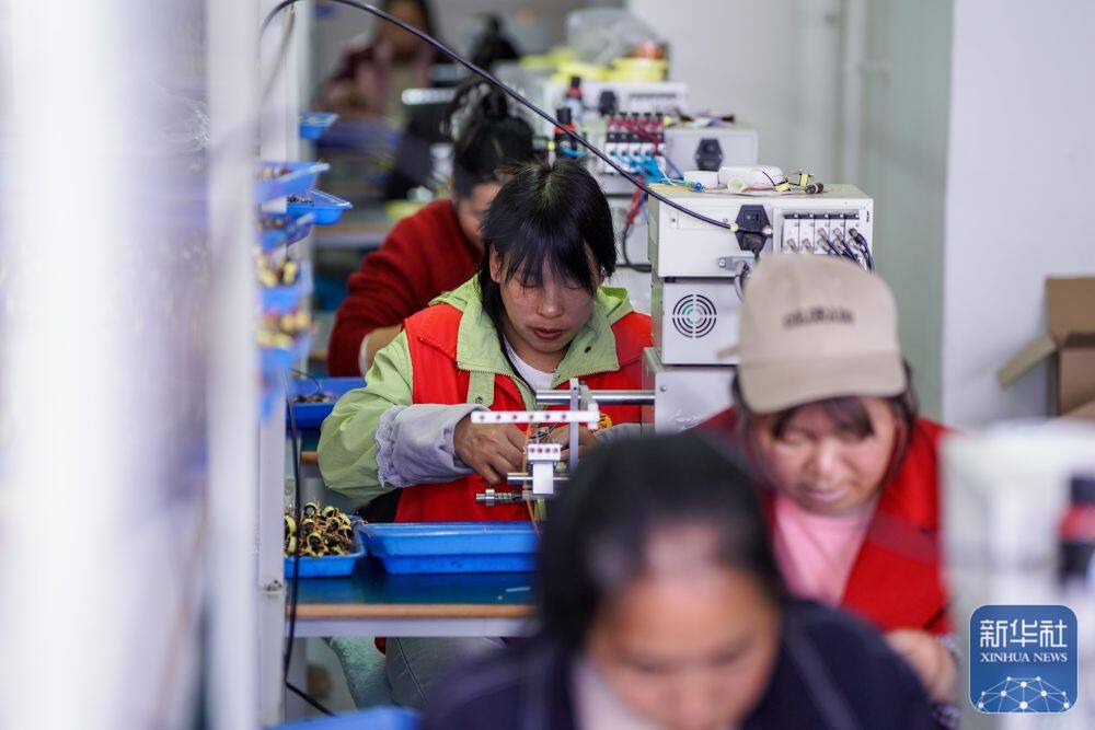 3月25日，工人在以礼街道一家企业生产车间流水线上作业。