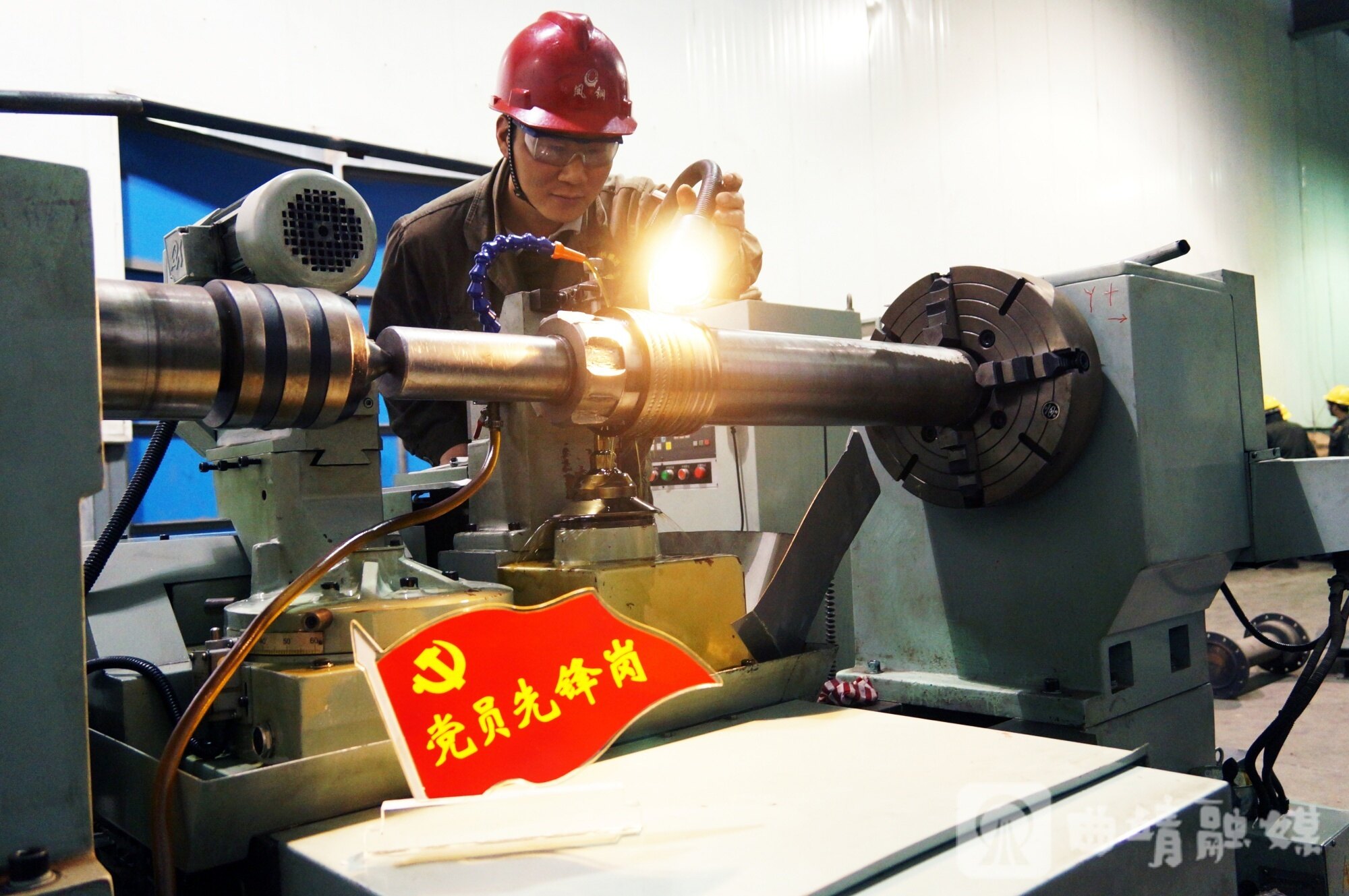 曲靖恒特钢铁有限公司党员先锋岗带头生产作业