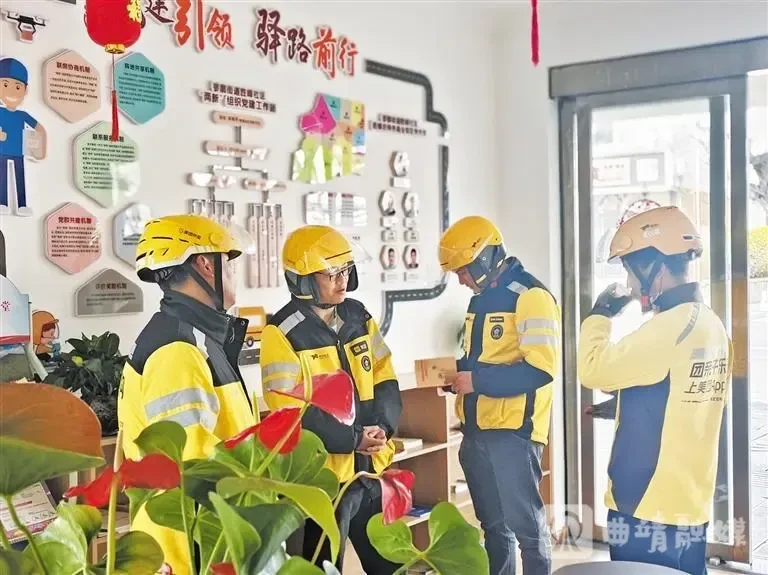 外卖骑手在“小哥驿站”里休息、聊天