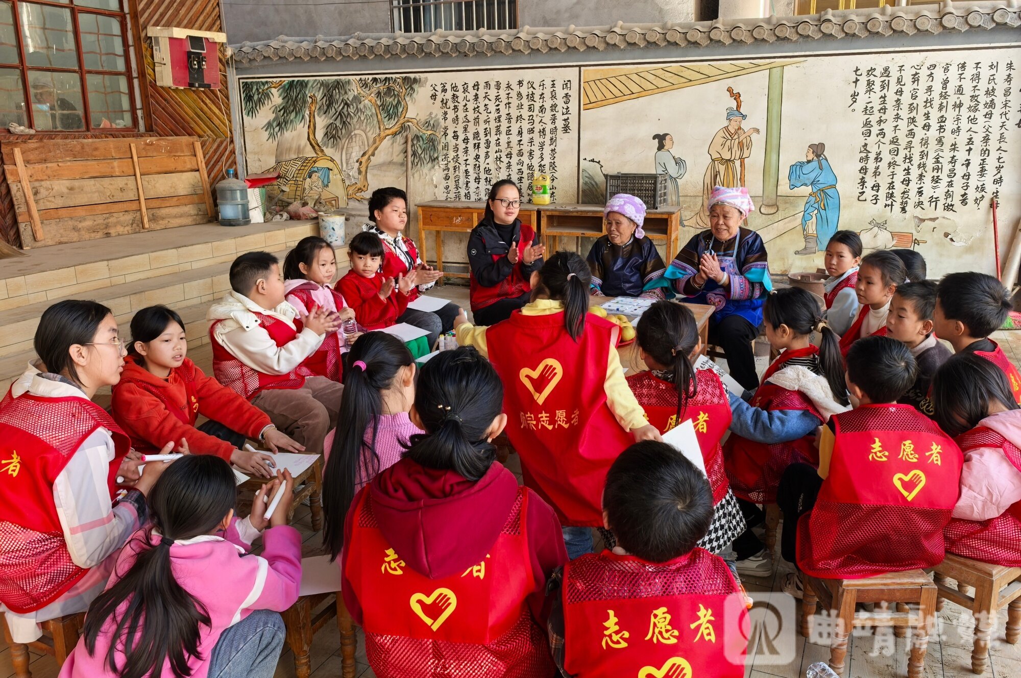 师宗县五龙乡专业社工队伍暖心服务“一老一小”