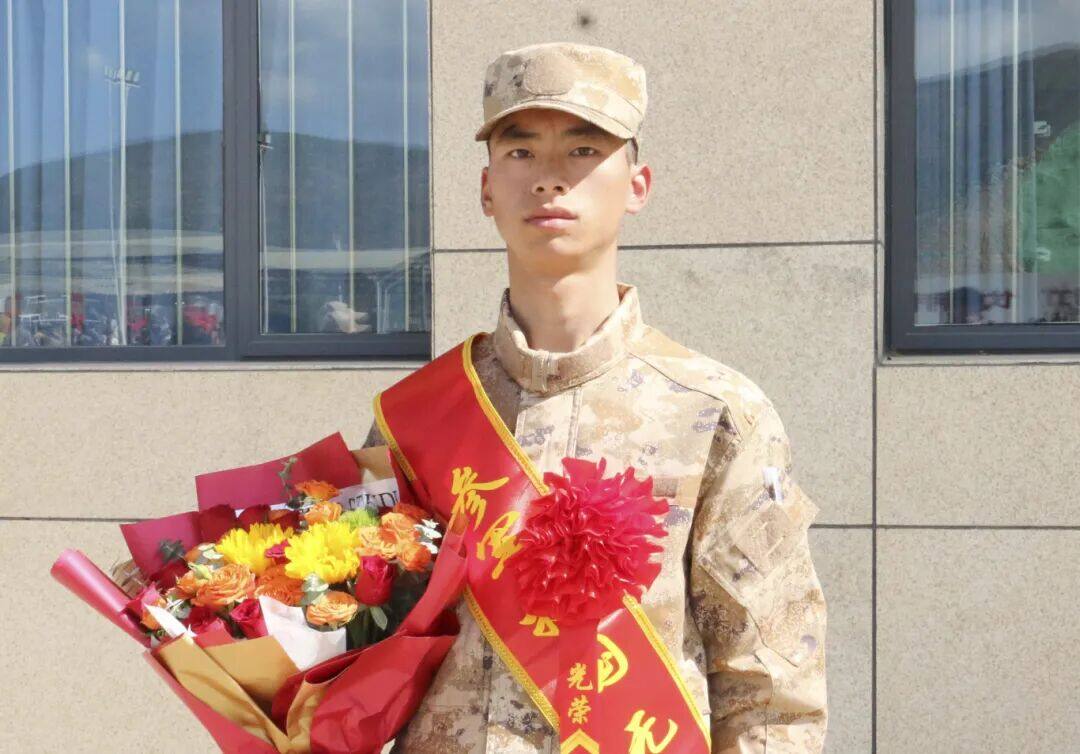 图为幸更红入伍参军.JPG