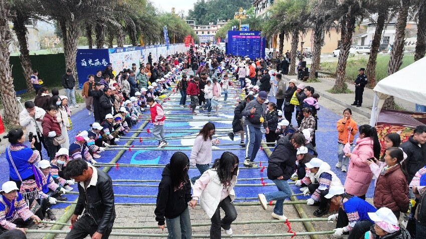 百米竹竿舞（资料图）。