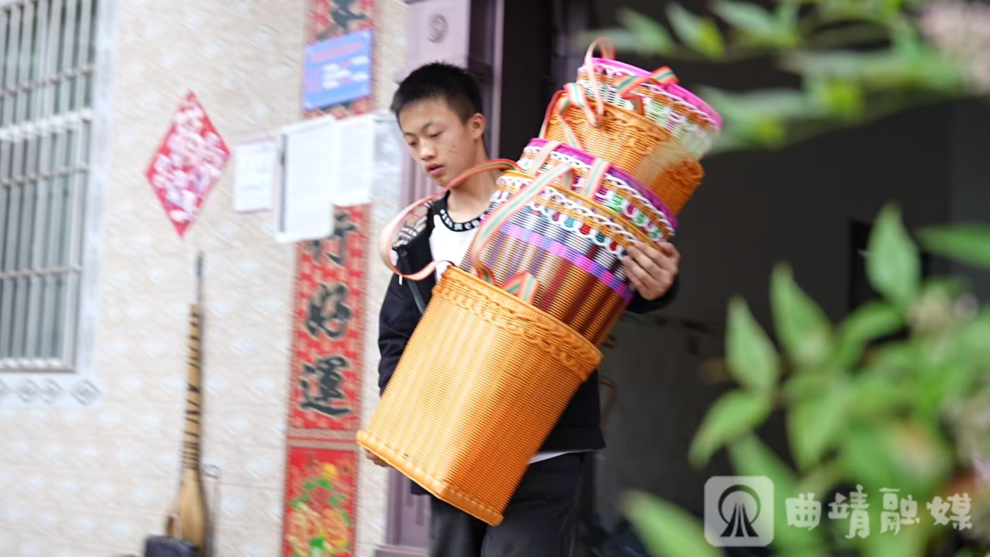 返校前，陈梓楠默默整理好父亲的编织品，把所有体贴都藏在行动里。