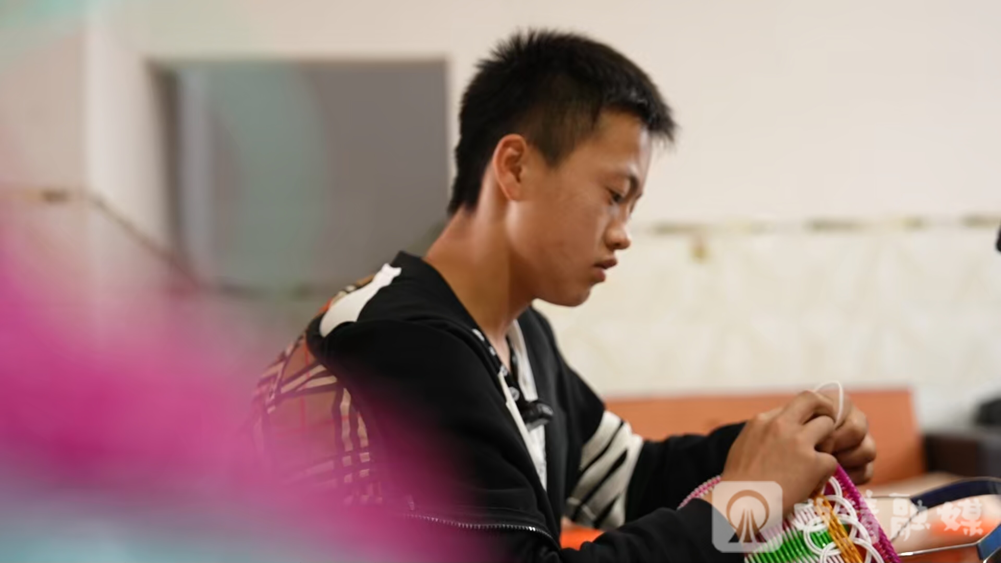 课余时间，陈梓楠跟着父亲学编箩筐，多编一件，父亲就能少累一分。