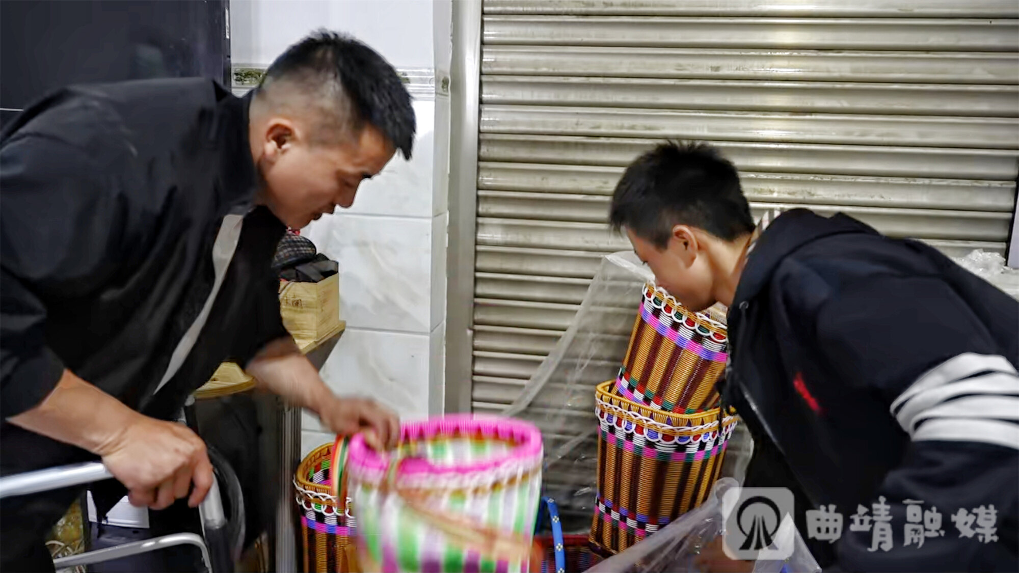 返校前，陈梓楠默默整理好父亲的编织品，把所有体贴都藏在行动里。