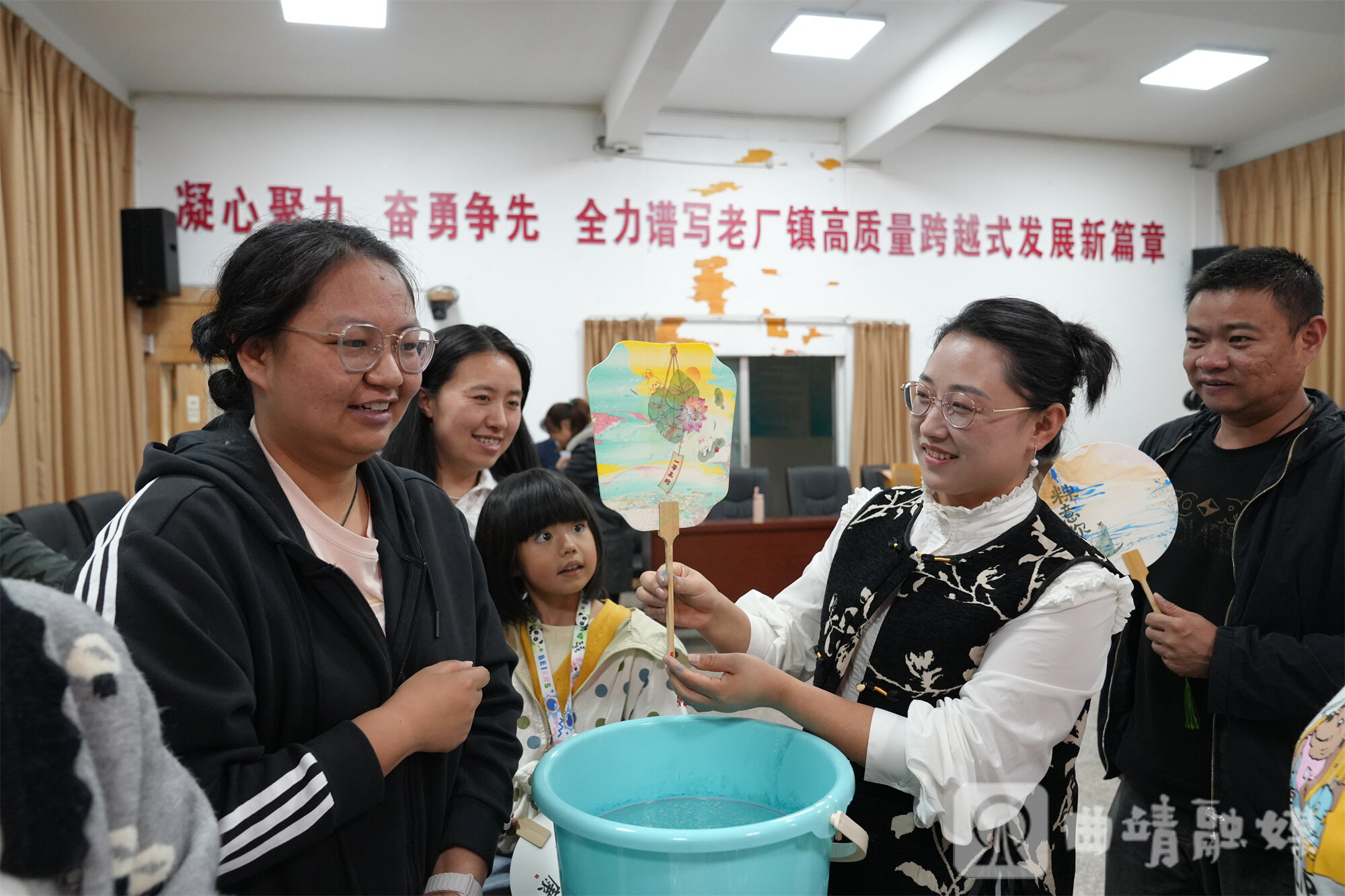 李红(右二)组织参与非遗漆扇制作体验活动 李红(右二)组织参与非遗漆扇制作体验活动